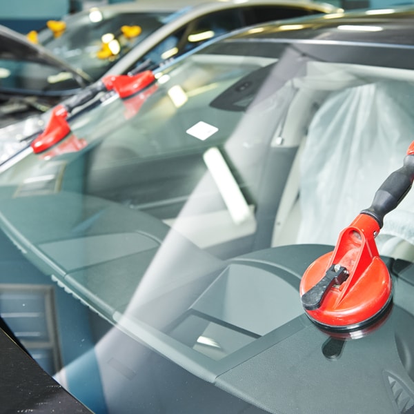 Which auto glass service to call when windshield is damaged 