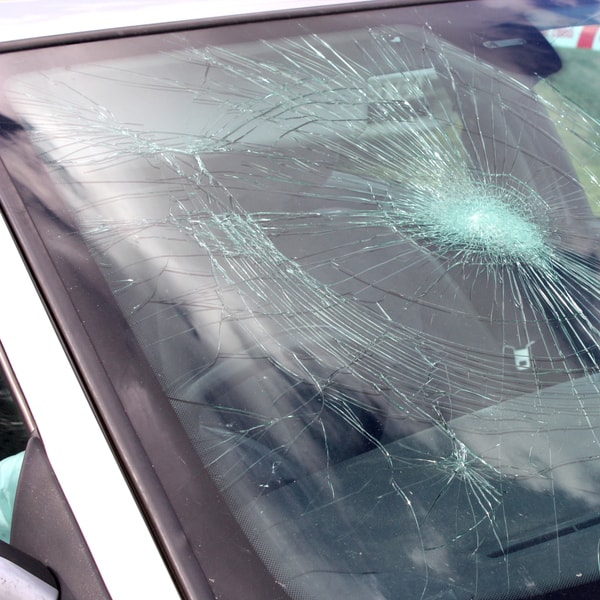which auto glass replacement tech to call and what does it cost to fix windshield 